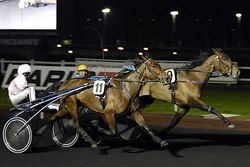 Mark Kentell / france-trot.fr - Rapide Aventure and Jean-Pierre Dubois hit the wire first in front of Rejane de Bailly and Jean-Michel Bazire at Vincennes on Tuesday (April 22).  (CLICK TO VIEW)